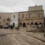 Svoltiamo poi sulla destra per piazza Vittorio Emanuele II, detta anche �vecchia�, in cui si erge il Castello Marchesale, i cui primi documenti risalgono al 1167
